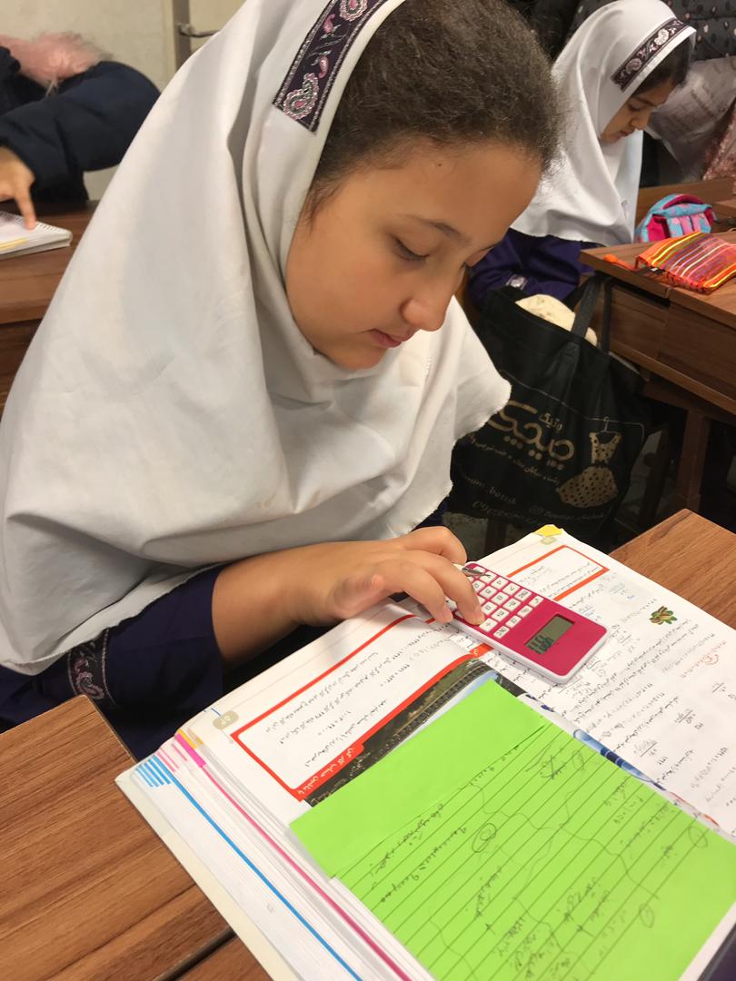 مهارت استفاده از ماشين حساب براى ضرب با اعداد بزرگ توسط دخترهاى گل پايه چهارم «ب»